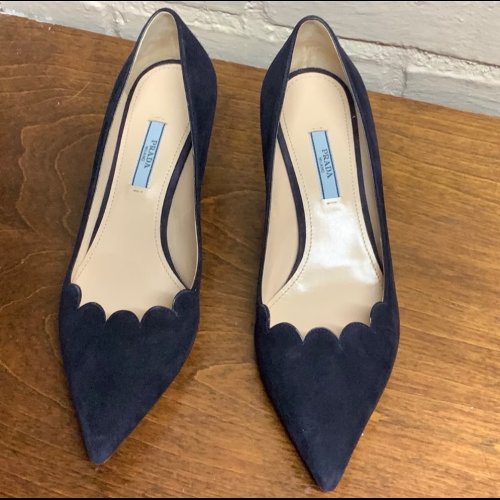 Prada Navy Suede scallop pointed toe kitten heel pump…38.5